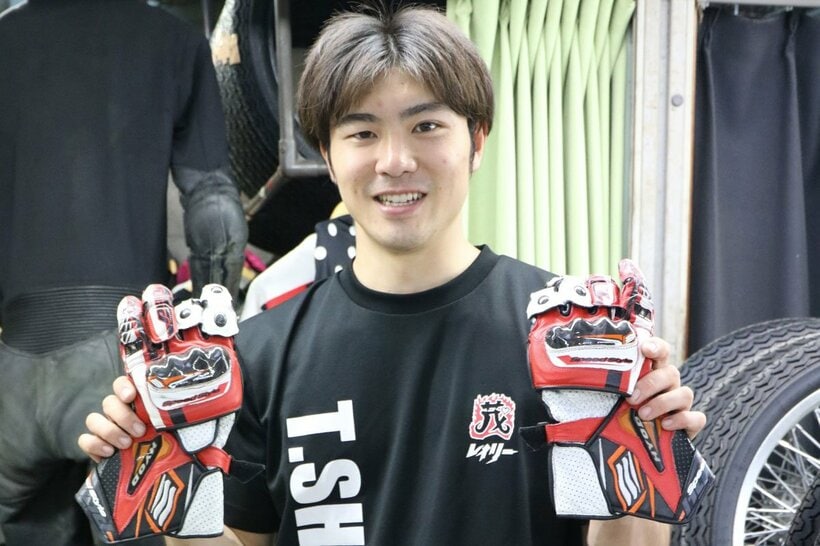 父・茂のグローブを持つ田中崇太