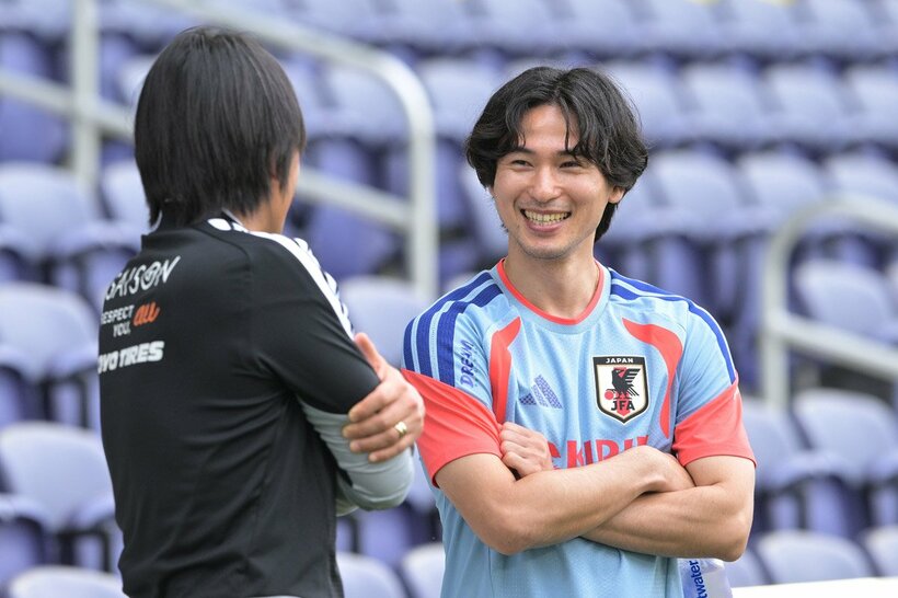 チームに合流した南野拓実（右）