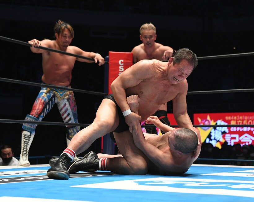  藤原(下)と藤波の攻防を見守る棚橋とオカダ（東スポWeb）