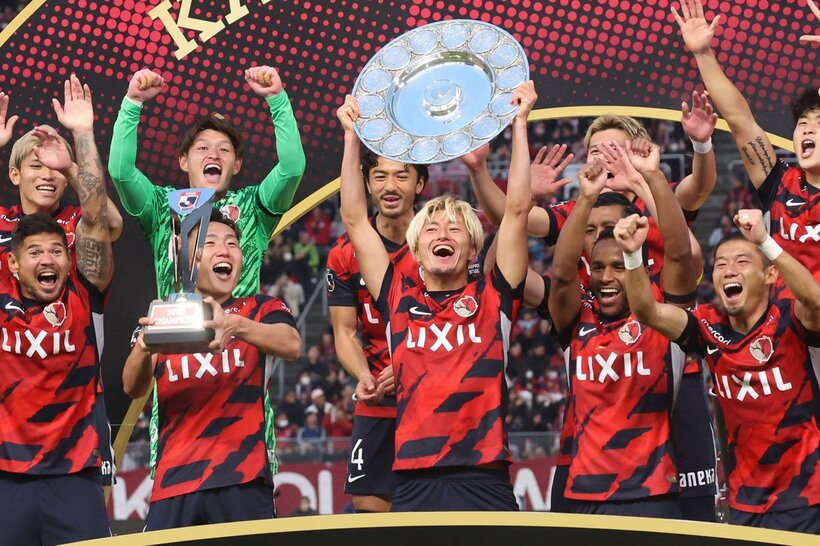 優勝を喜ぶＪ１鹿島のＦＷ鈴木優磨(前列中央)