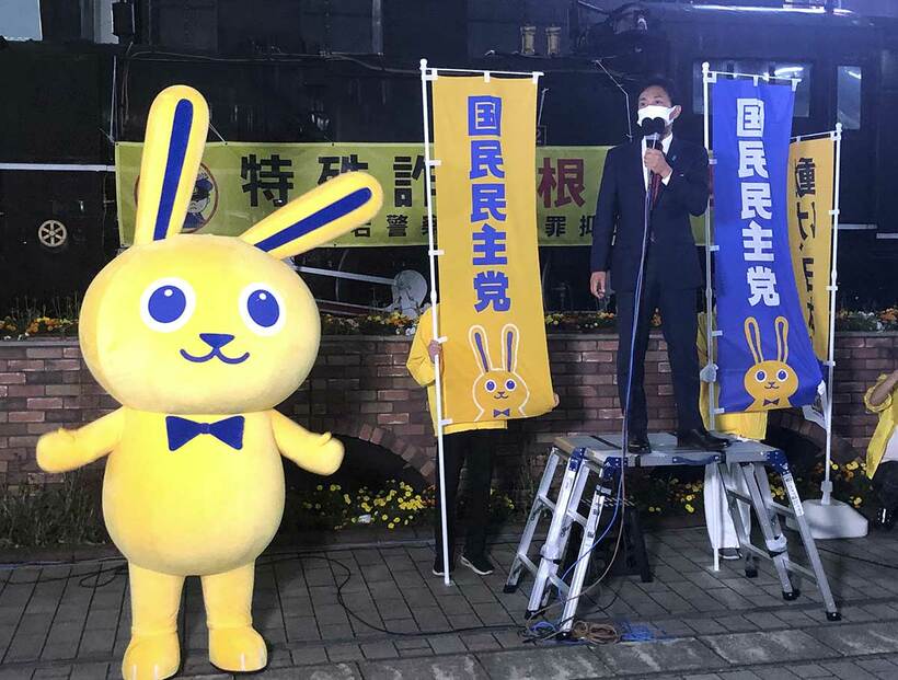  玉木氏（右）の演説を見守った「こくみんうさぎ」