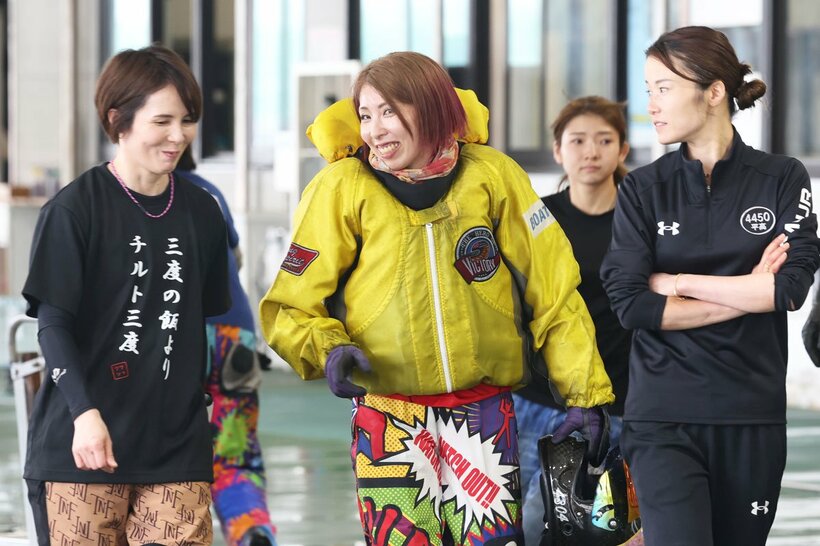 レース後に堀之内紀代子(左)、平高奈菜(右)と談笑する高田ひかる