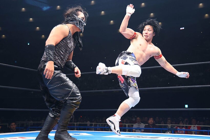 DOUKI(左)を下し、第100代IWGPジュニア王者に輝いたYOH