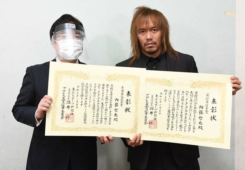  東京スポーツ新聞社・酒井修代表取締役社長（左）から表彰状が贈られた
