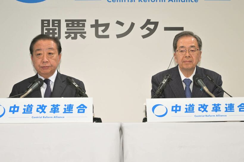 暗い表情の野田佳彦共同代表（左）と斉藤鉄夫共同代表.