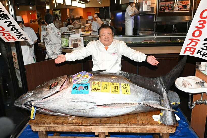 史上最高値となる５億円超で競り落としたクロマグロを前にすしざんまいポーズする木村清社長