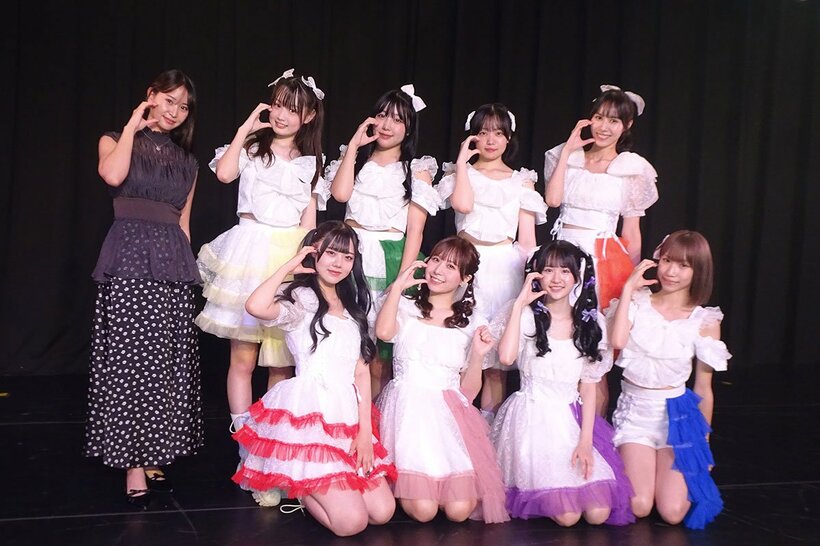 デビューライブを行った「かぷ♡ちゅーる」。左はプロデューサーの永尾まりや