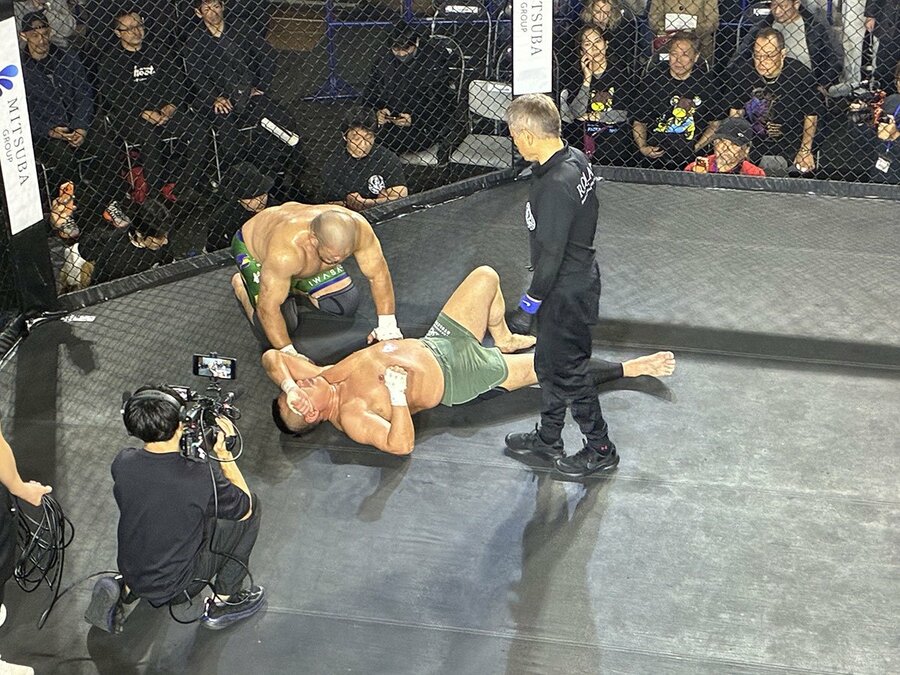 試合後、起き上がれない小路晃に座礼する関根〝シュレック〟秀樹