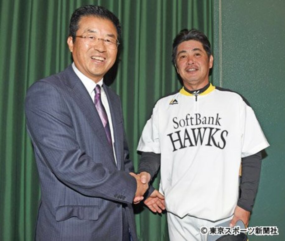 工藤監督と握手する達川ヘッドコーチ（左）