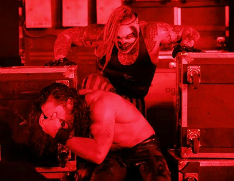  炎の中から立ち上がったワイアットはロリンズ（下）を襲う（C）2019　WWE,　Inc.　All　Rights　Reserved.