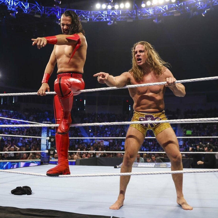 中邑真輔（左）と新たなタッグパートナーのリドル(©2022 WWE, Inc. All Rights Reserved.)