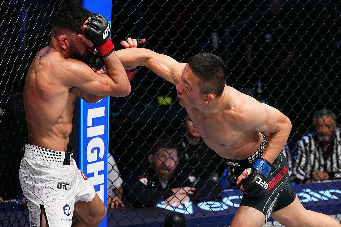 アミル・アルバジ(左)を果敢に攻めた堀口恭司（©Zuffa-LLC/UFC）