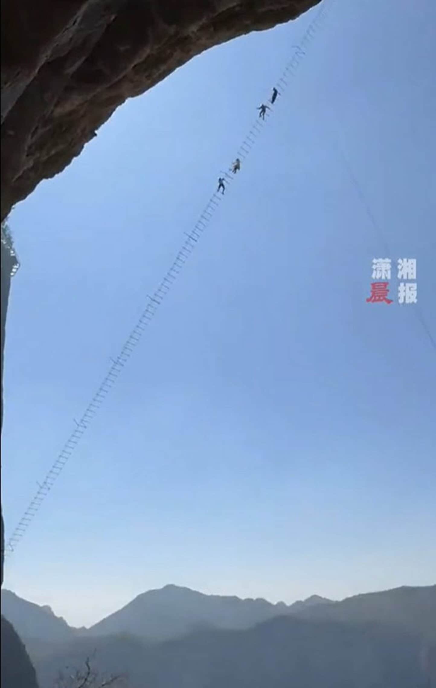 中国のアトラクション「ヴィア・フェラータ」(微博から)