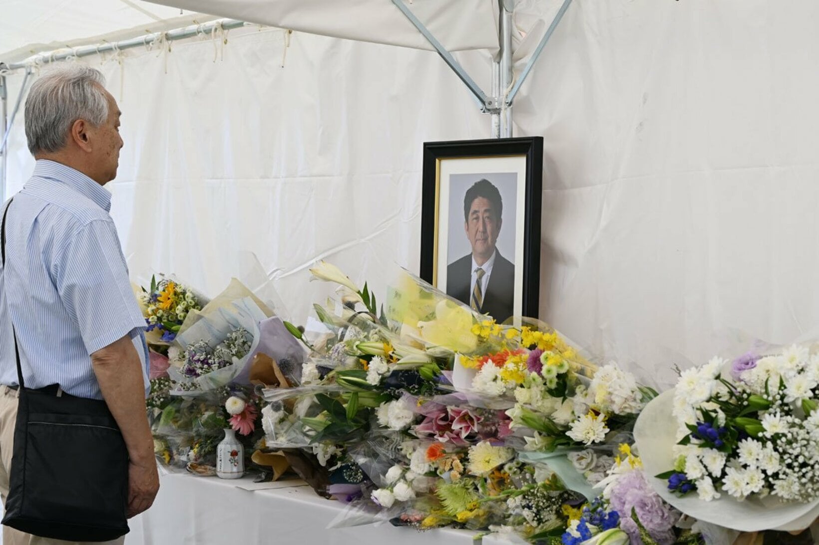 安倍晋三首相の献花台には多くの人が訪れた