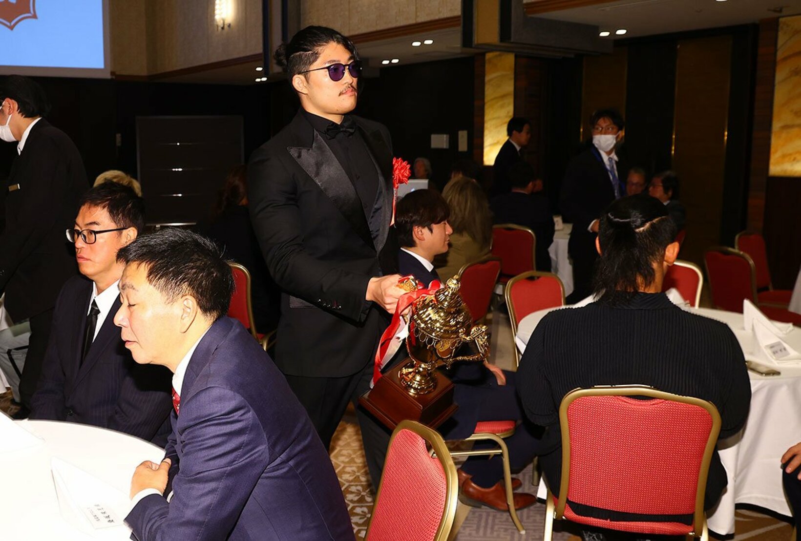 集合写真を撮り終え会場を後にするOZAWA
