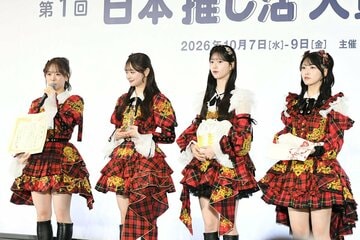 （左から）倉野尾成美、伊藤百花、八木愛月、佐藤綺星