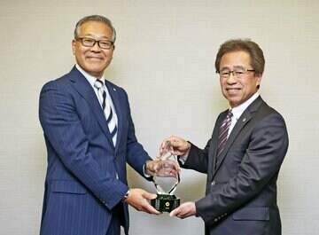 レプリカトロフィーを受け取る阪神・粟井一夫球団社長（右）