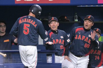５回、坂本の適時打で生還した牧原（左）を出迎える井端監督