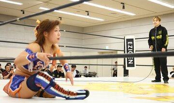 あんり（右）からデビュー戦の相手に指名された石川奈青
