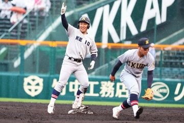 仙台育英戦の２回、二塁打を打った慶応・清原(左)