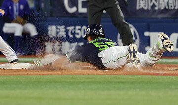 ４回二死、村上は一塁へヘッドスライディングし１２打席ぶりの安打となった