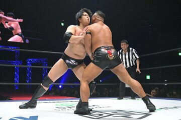 飯野雄貴（右）とぶつかり合う桜庭大翔