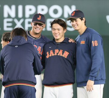 記念撮影する（左）からヌートバー　山本由伸　大谷翔平