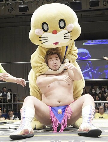  ポコたん（上）にチョークスリーパーで落とされる男色ディーノ