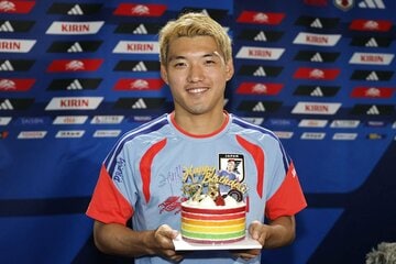 誕生日ケーキを手にする堂安律