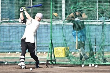 ソフトバンク・柳田悠岐(右奥)に見守られながら、自主トレの打撃練習をこなした日本ハム・清宮幸太郎