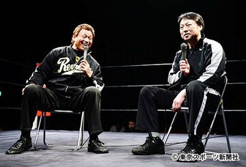 川田（右）とトークバトルを展開した天龍