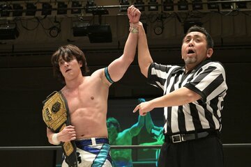 勝ち名乗りを受ける上野勇希