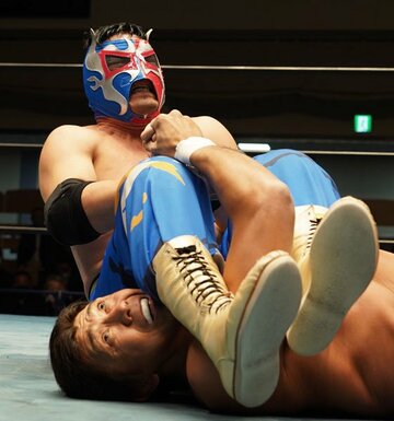  船木（下）に腕ひしぎを仕掛けるカシン