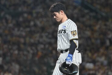 ７回の好機に左飛に倒れ、うつむく阪神・坂本誠志郎