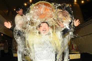 祝勝会で日本酒を浴びる小久保監督