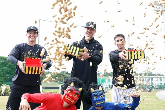 豆まきを体験したラグズデール(中央、左はルーカス、右はディベイニー)