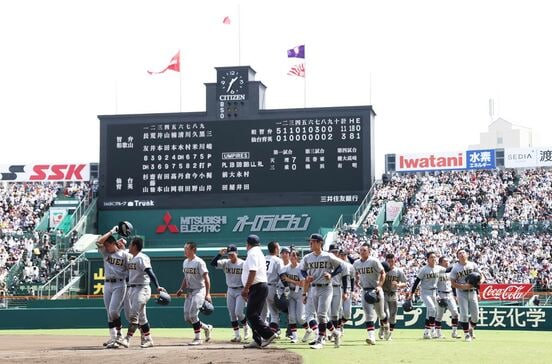 試合に負け引き上げる仙台育英の選手たち