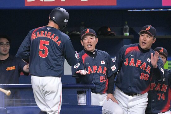 ５回、坂本の適時打で生還した牧原（左）を出迎える井端監督