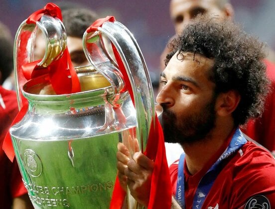  2019年6月1日、欧州チャンピオンズリーグ優勝を祝ってトロフィーにキスをするサラー