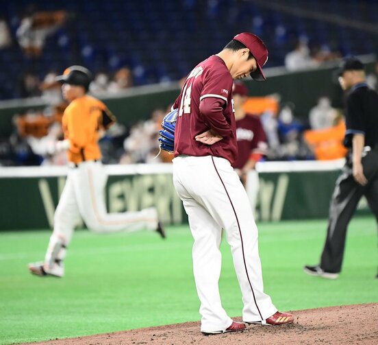  大城に本塁打を打たれうなだれる則本（中）
