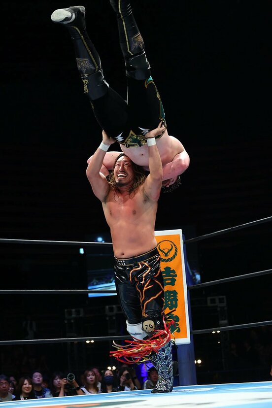 王者カラム・ニューマン(上)と前哨戦で激しい攻防を見せた辻陽太