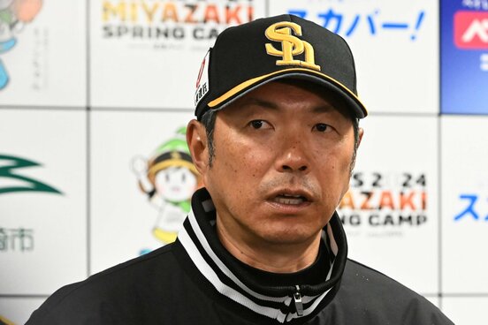 宮崎キャンプを総括する小久保裕紀監督