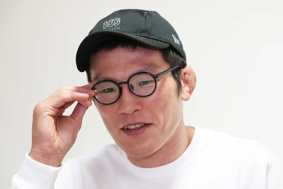 メガネを光らせる青木真也