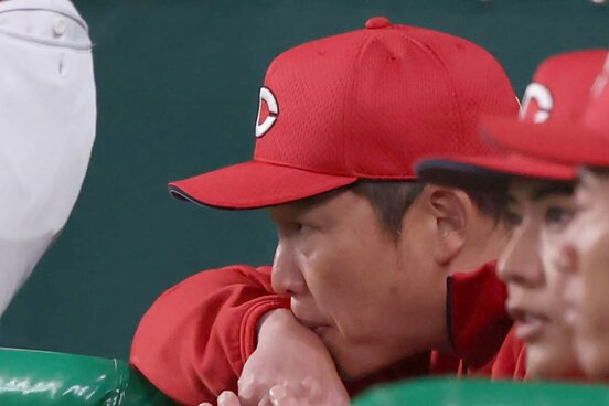 ベンチで厳しい表情の広島・新井監督