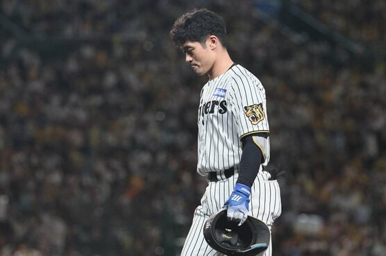 7回の好機に左飛に倒れ、うつむく阪神・坂本誠志郎