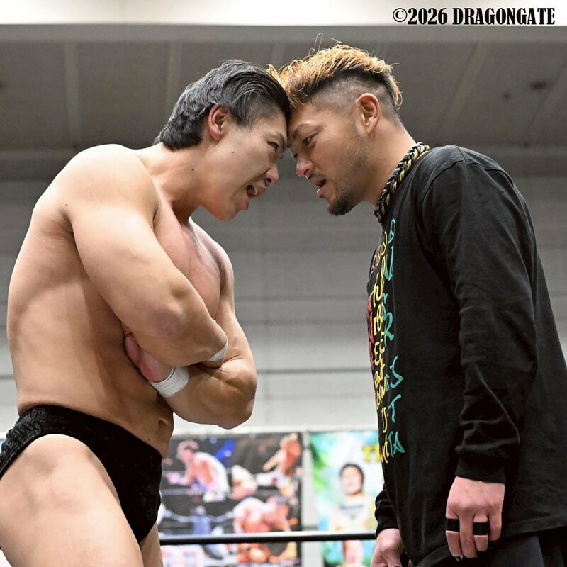 Kzy(右)とにらみ合うBIGBOSS清水