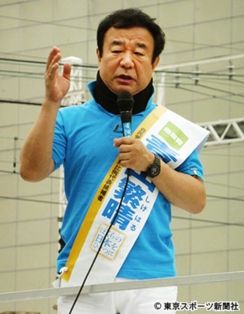 選挙カー事故の影響で首にサポーターをする青山氏