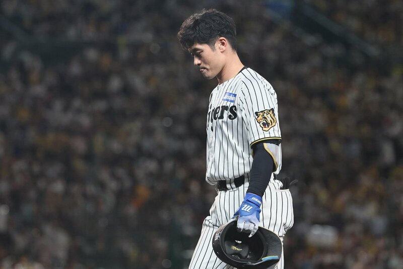 ７回の好機に左飛に倒れ、うつむく阪神・坂本誠志郎