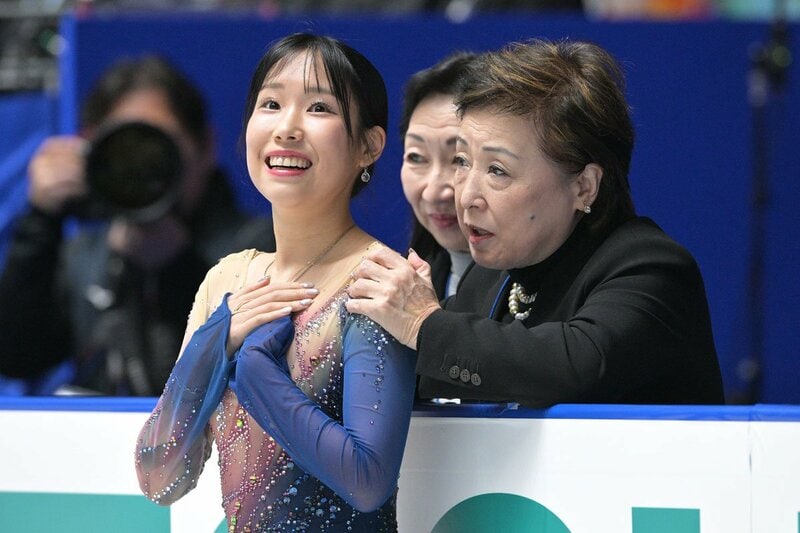 演技前には中野園子コーチ(右)に声をかけられた三原舞依