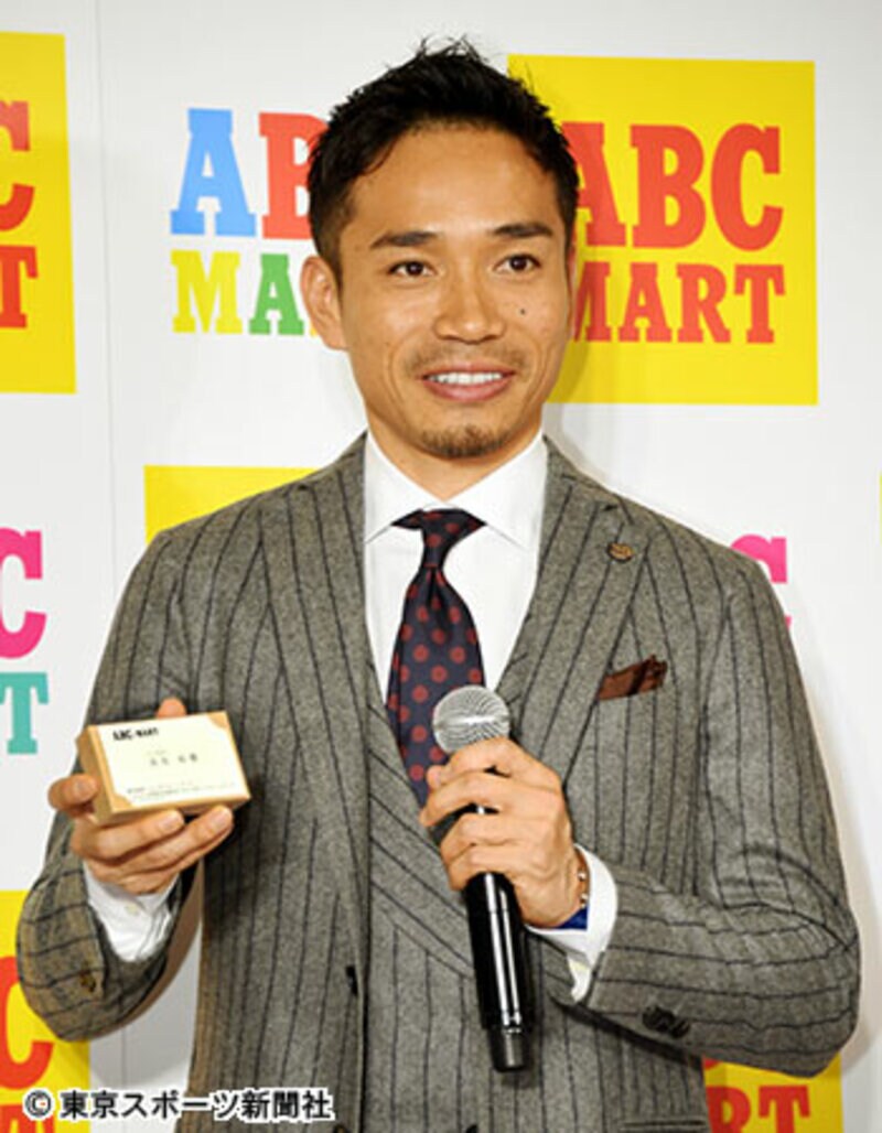 「ABC―MART」のアンバサダー就任会見に登場した長友